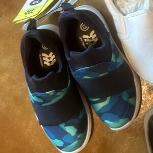 Size 13 kids nwt slip on tennis shoe